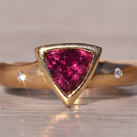 Modern Tourmaline and Natural Diamond Ring in Yellow Gold